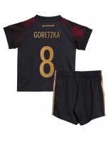 Německo Leon Goretzka #8 Venkovní dres pro děti MS 2022 Krátký Rukáv (+ trenýrky)